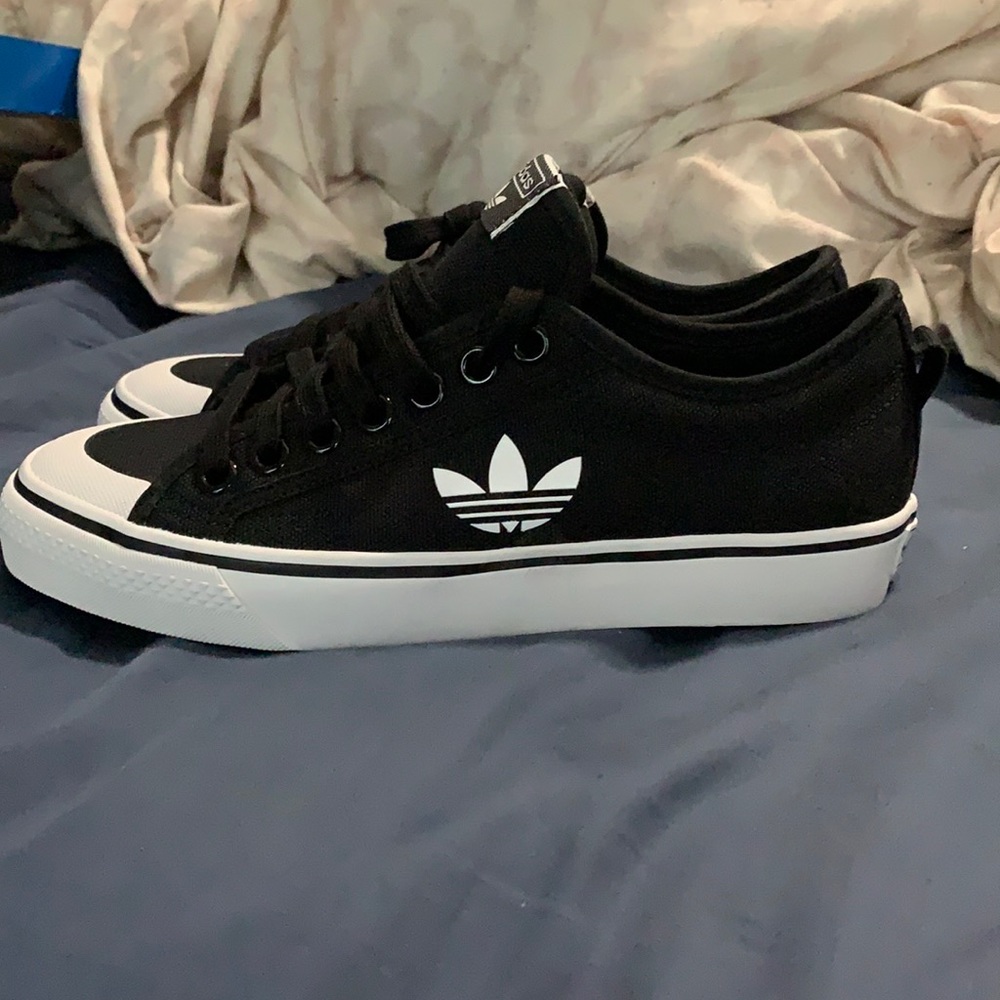 SZ 8 Adidas Original Nizza Trefoil shoes.